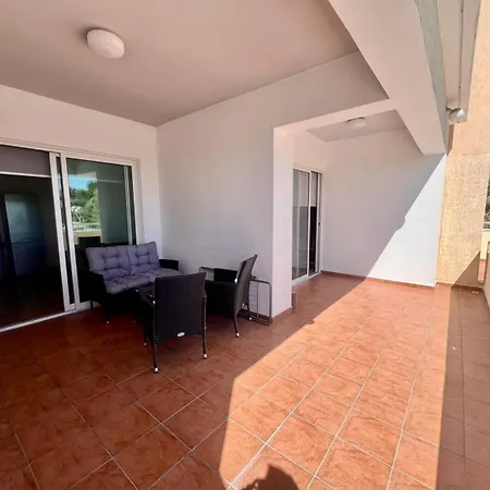 2 Bed 1st Floor Mc Kenzie -3 Min Walk To The Beach! * Larnaca