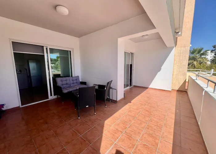 2 Bed 1st Floor Mc Kenzie -3 Min Walk To The Beach! * Larnaca